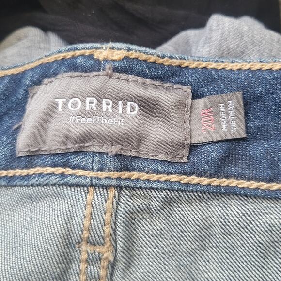 Size 20R Torrid distressed dark wash cargo pocket jeans, great condition - Picture 3 of 4